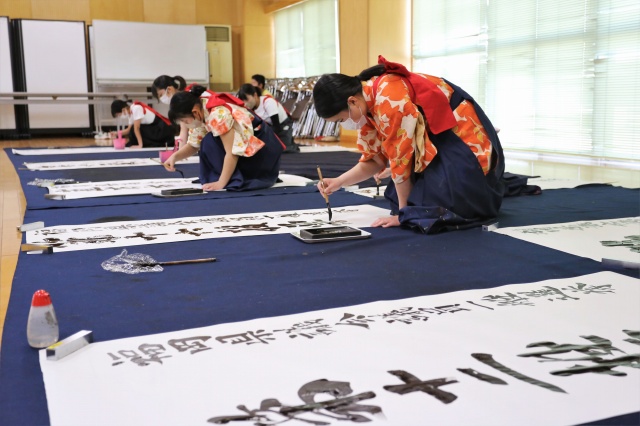 看板を書く生徒