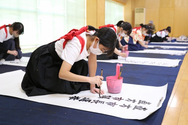 真剣に書に取り組む生徒