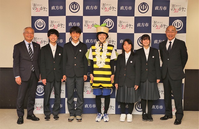植木中の皆さんと大塚市長、山本教育長