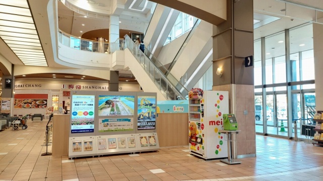 イオンモールぽっぽ広場へサイネージを設置しています。