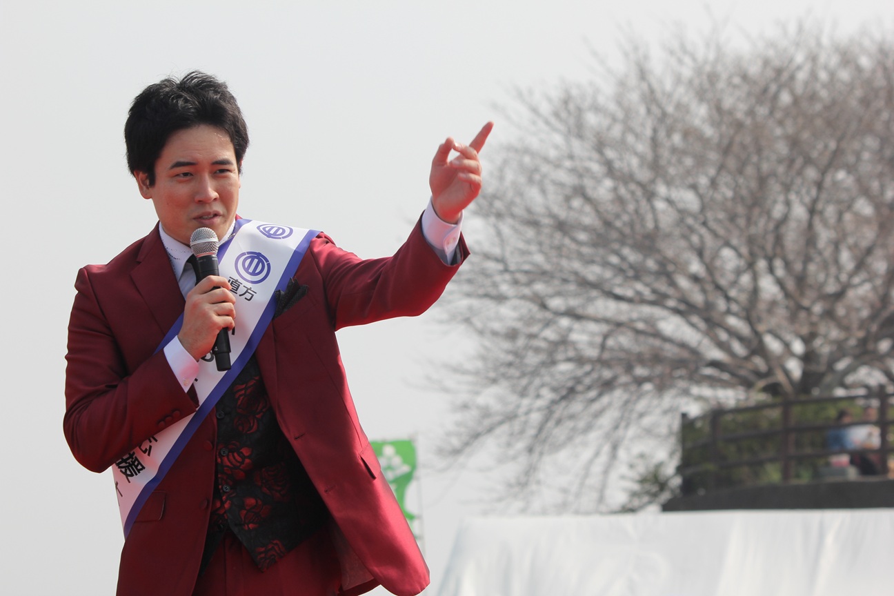 歌唱する木村徹二さん