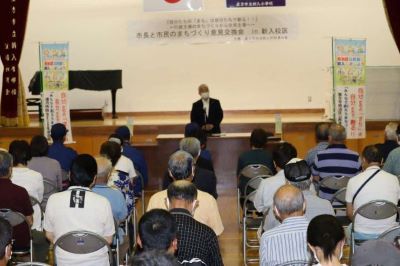 市長が講演をしている写真