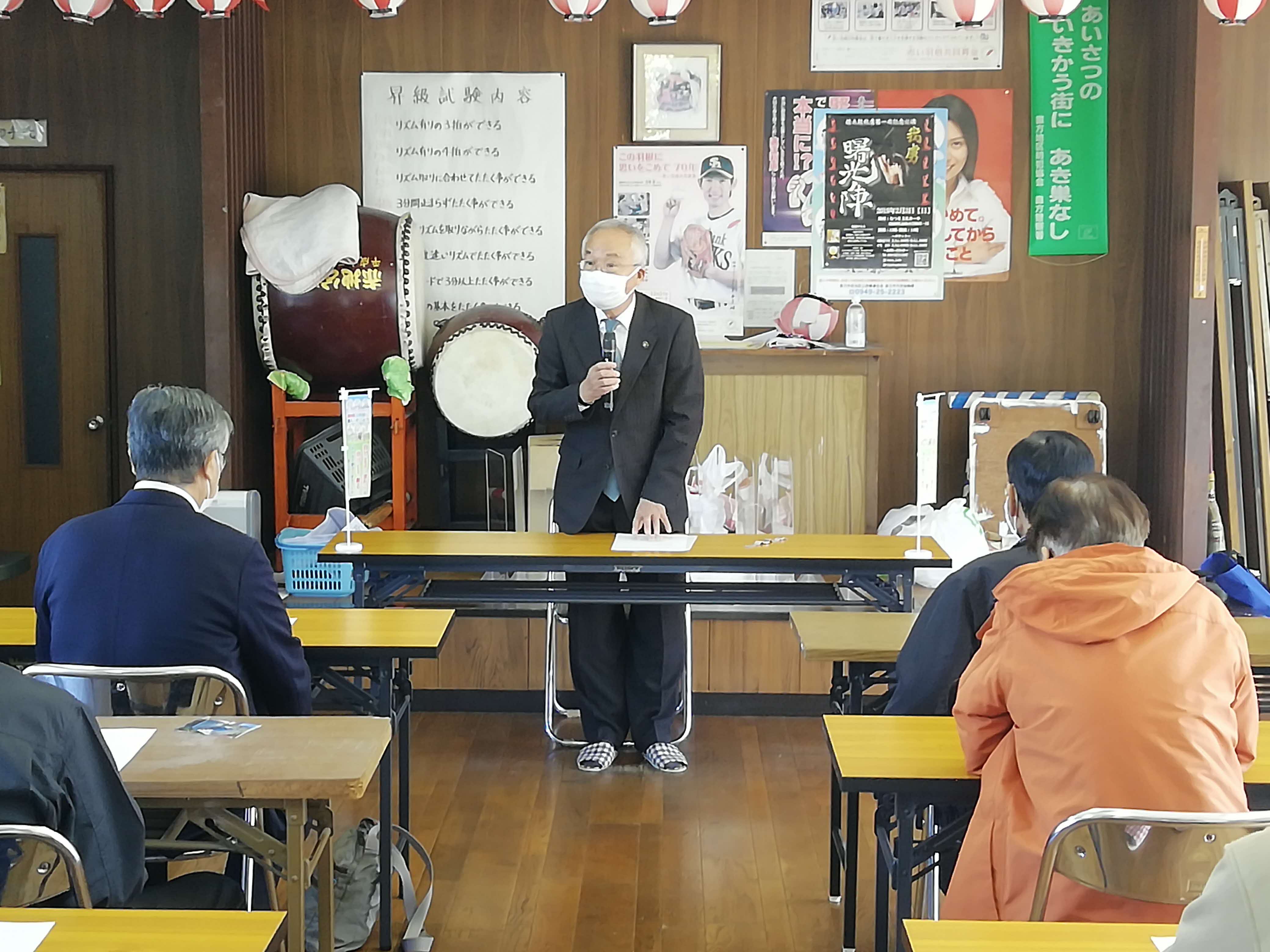 市長が講演をしている写真