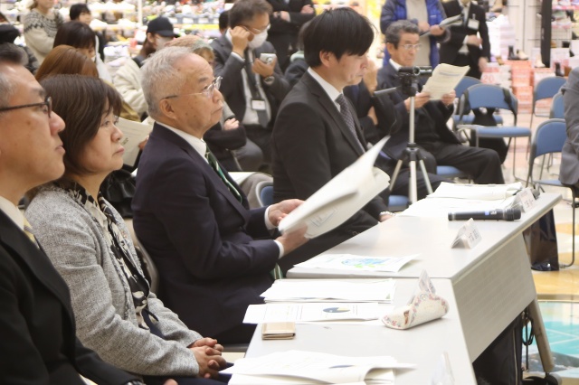 高校生の発表を聞く大塚市長（左から3番目）