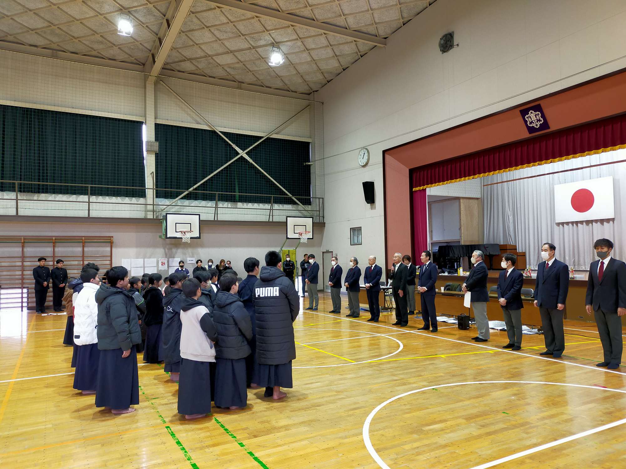 直方西小学校で行われた直方市剣道連盟剣道大会開会式の写真