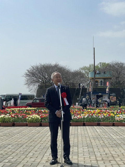 チューリップフェアで挨拶をする市長の写真