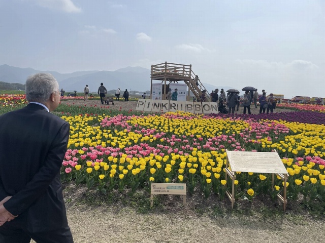 チューリップフェアを楽しむ市長の写真