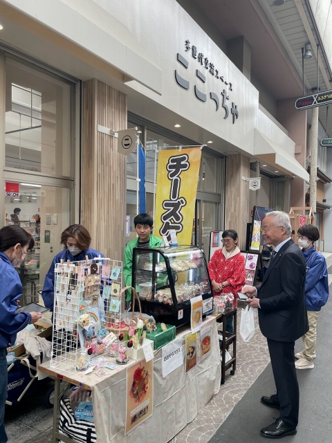 ここっちゃマルシェを訪問している市長の写真