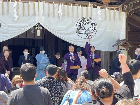餅まきをする市長の様子