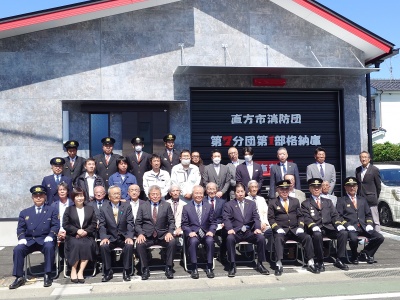 完成した格納庫の前での集合写真