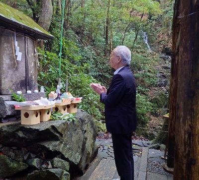 竜王峡キャンプ村開村式で安全を祈願する市長の写真
