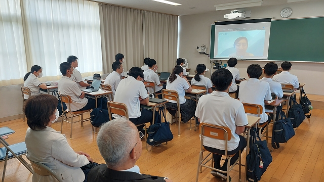 講演の様子を見守る市長と副市長