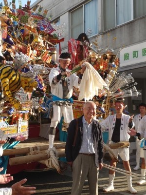 山笠の見学中に打ち込みを受ける大塚市長