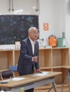 ここっちゃの視察で話す市長の様子