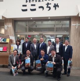 福岡県議会総務企画地域振興委員会の皆さんとの集合写真