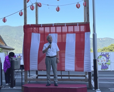 地域ふれあい夏祭りに参加した市長の様子