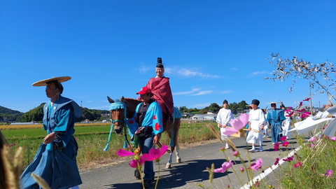 12日馬に乗り稲荷神社へ向かう道中の様子