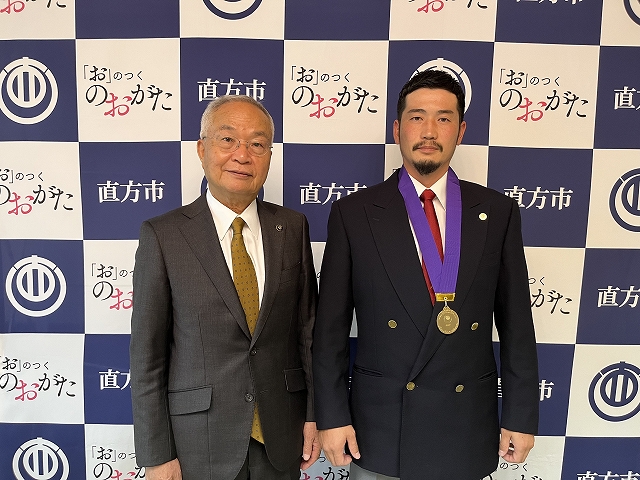 大塚市長と、石田一樹さん（右）