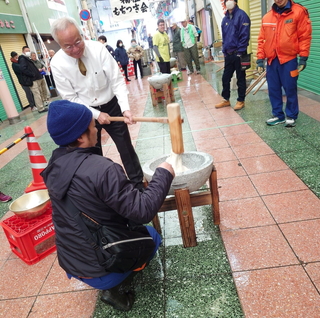 もちつきに参加している大塚市長の様子
