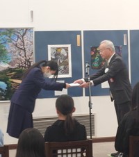 大塚市長が表彰状などを授与している様子