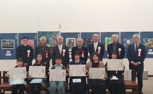 受賞者らとの記念撮影の様子
