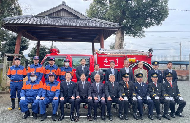 消防ポンプ車自動車配置式での記念撮影の様子