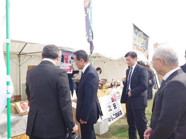 フェア会場を見て回る、大塚市長と麻生衆議院議員の様子