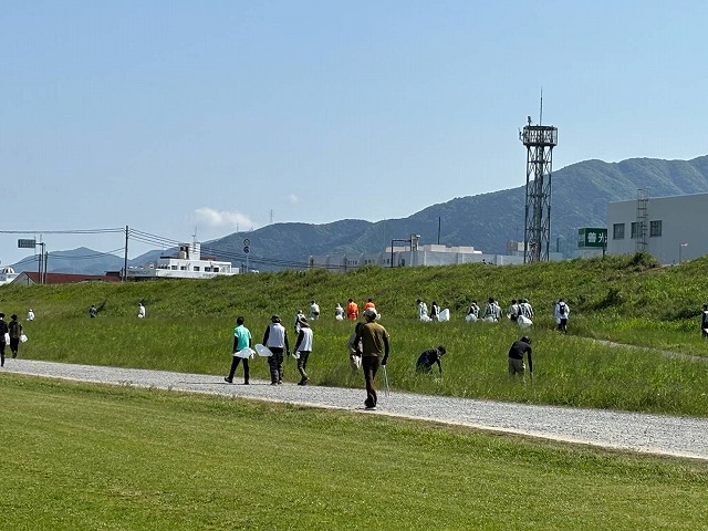 河川敷の清掃中