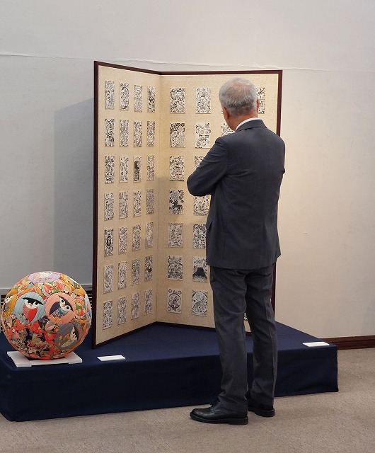 野見山さんの版画を鑑賞