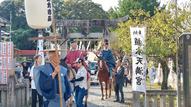 大名行列時、市長は馬に乗って参加しました