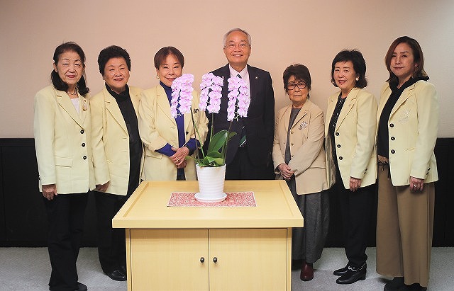 女性会の皆さんと花台を囲んで