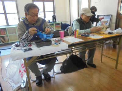 子どもたちに預かったおもちゃを修理中。