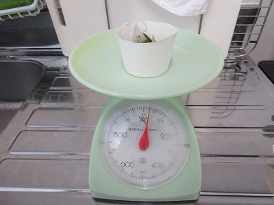 乾燥させる前のお茶がらを計りに載せている画像です。