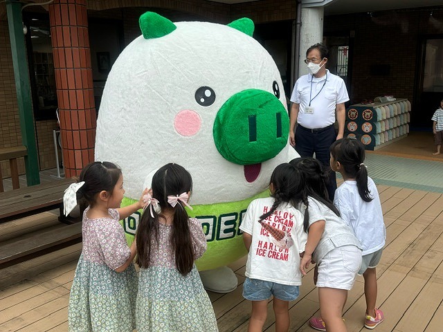 エコトンと戯れている写真