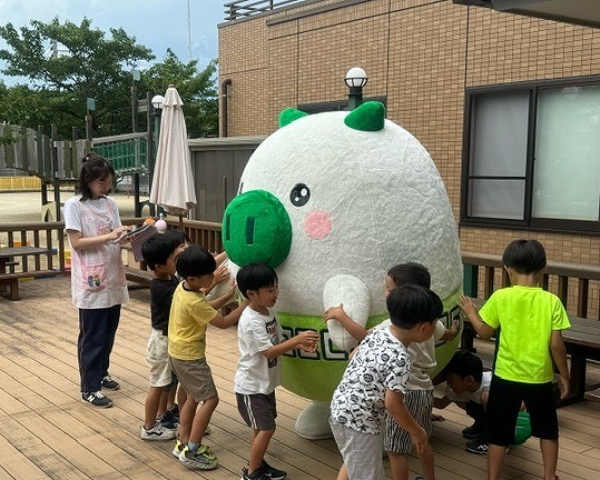エコトンと戯れている写真