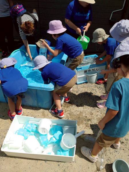 清光寺幼稚園打ち水大作戦の様子 清光寺幼稚園打ち水大作戦の様子
