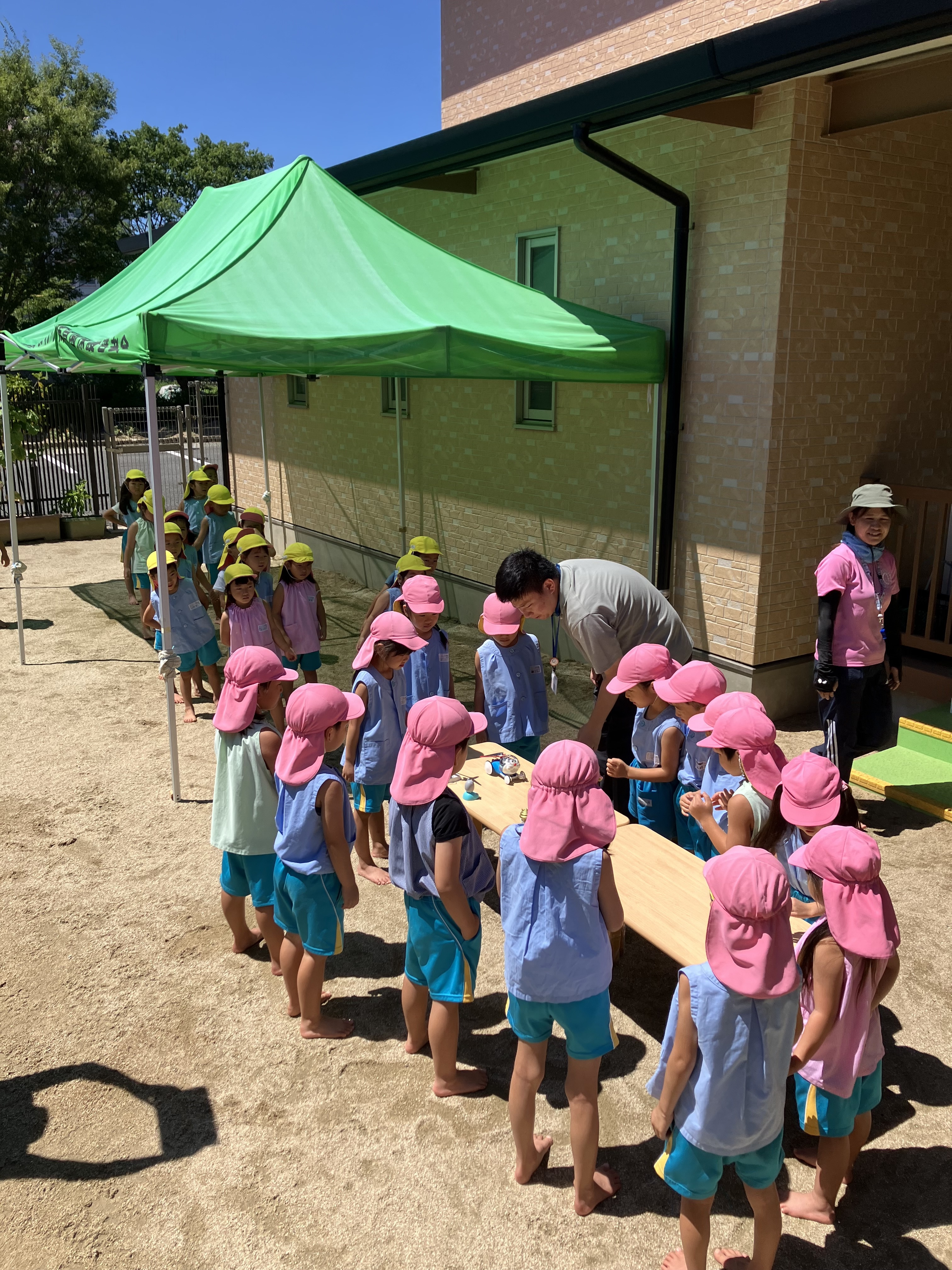 新入ひまわりこども園打ち水大作戦の様子 新入ひまわりこども園打ち水大作戦の様子