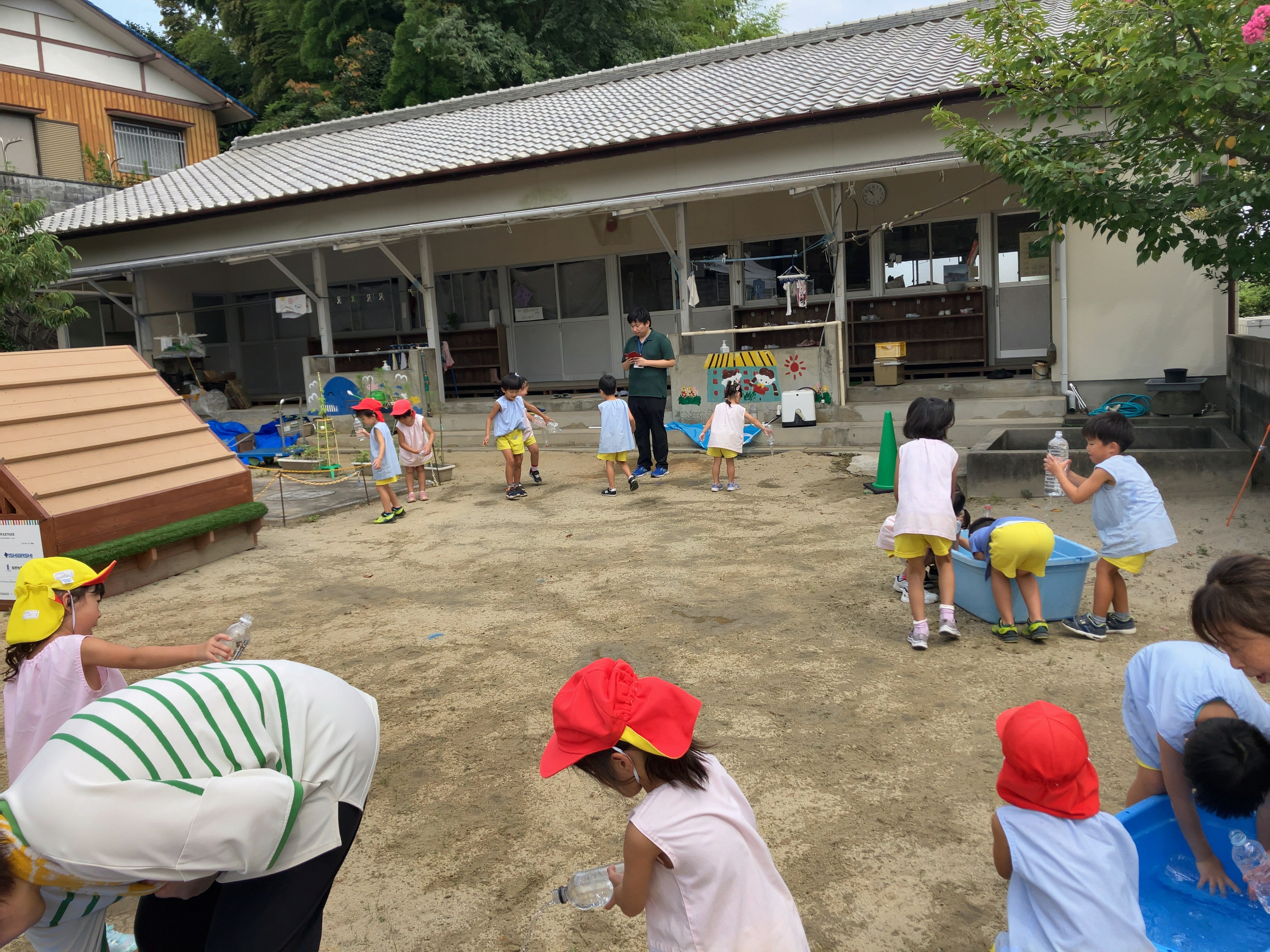 新入幼稚園打ち水大作戦の様子