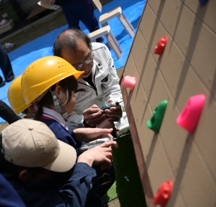 寄贈された遊具の仕上げに取り組む園児達