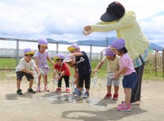 直方市公式ホームページ 園児たちが打ち水でエコを学ぶ