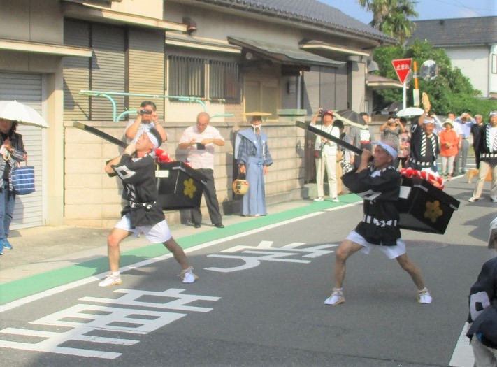 はさみ箱を持った2名の男性がポーズをとっている