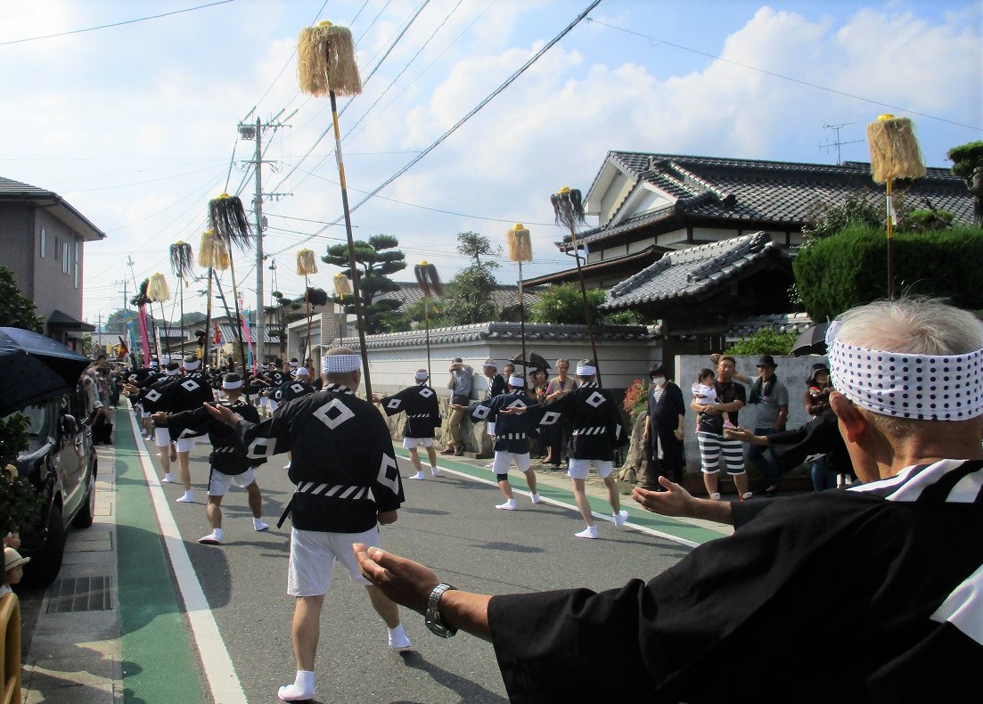 法被を着て並ぶ大名行列の後ろ姿