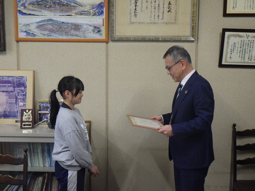 ・表彰状を授与される内田璃桜奈さん