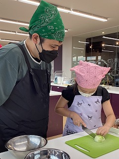 玉ねぎをカットする子どもさん 玉ねぎをカットする子どもさん