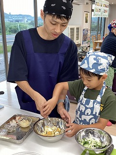 サラダの材料を混ぜる子どもさん サラダの材料を混ぜる子どもさん