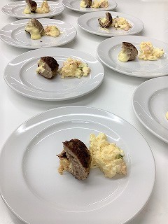 シェフがつくった料理を試食用に小分けしてお皿に盛り付け シェフがつくった料理を試食用に小分けしてお皿に盛り付け