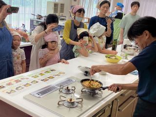 できあがったラタトゥイユをリメイクしてスペイン風オムレツを作る様子を参加者が見学中