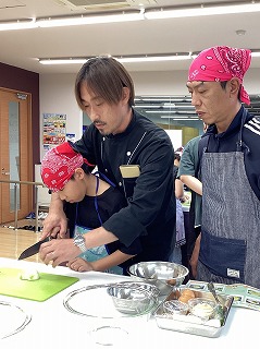 玉ねぎをカットする子どもさん