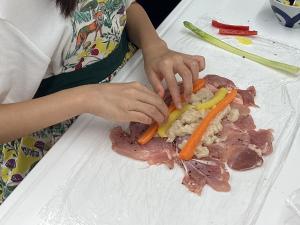 調理風景（鶏肉の上に野菜を並べる）