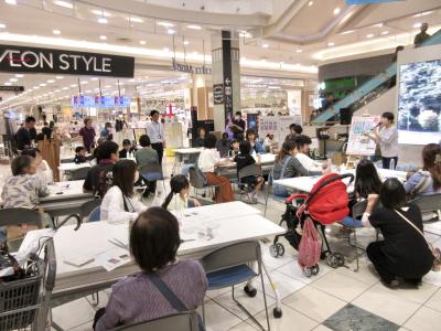 参加者に講師が説明する様子